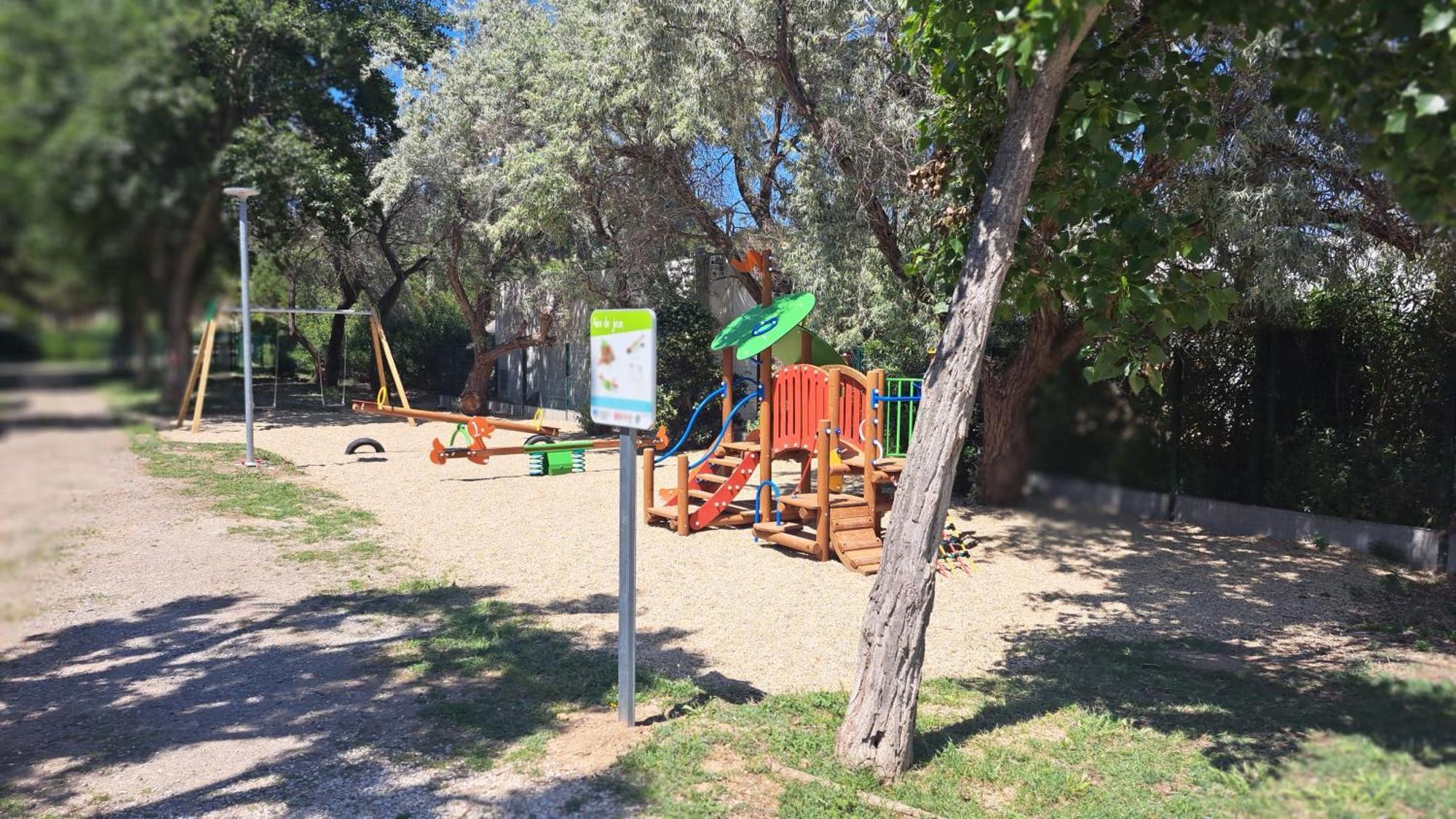 Mobile Home Climatise 3 Chambres A Narbonne Plage Bagian luar foto